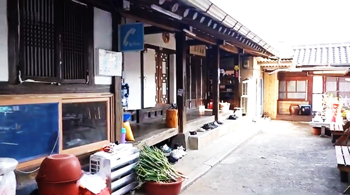 시골 가정집 느낌의 넓은 마당과 여러 개의 독립된 방들이 마련된 영광 한정식 맛집 동락식당 내부