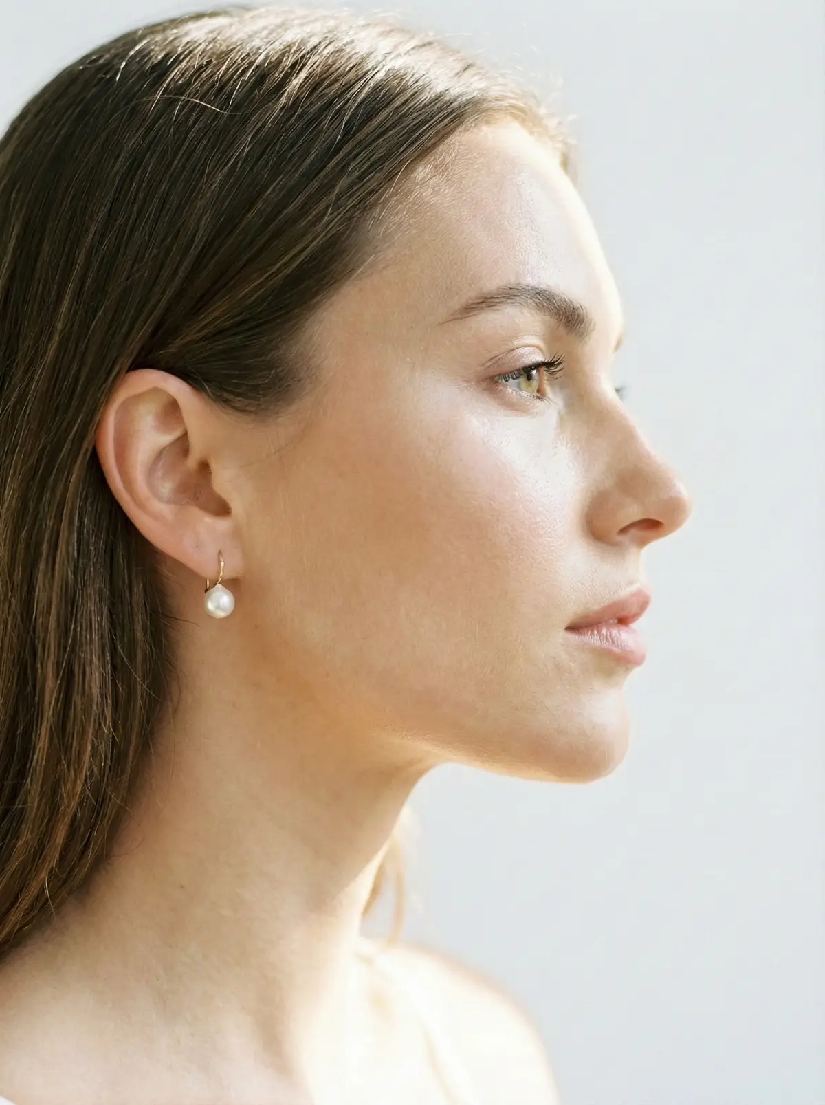 붓기 없이 날렵한 턱선과 맑은 피부를 자랑하는 여성의 옆모습