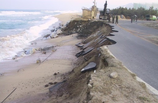 연안 침식되어 도로가 파손된 사진