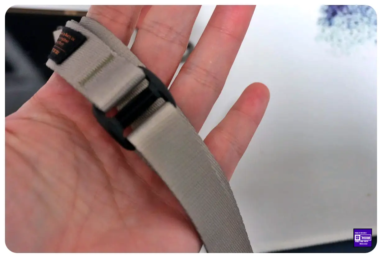 링케 랜야드 스트랩 길이를 줄여 넥 스트랩 형태로 착용한 모습