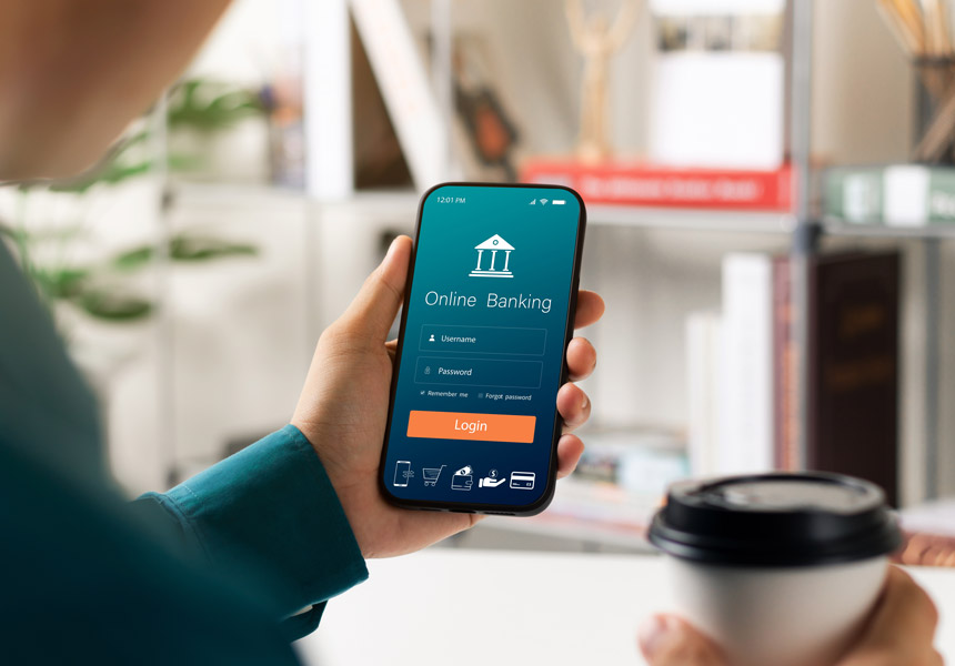 스마트폰으로 저금리 전환 대출을 신청하는 모습