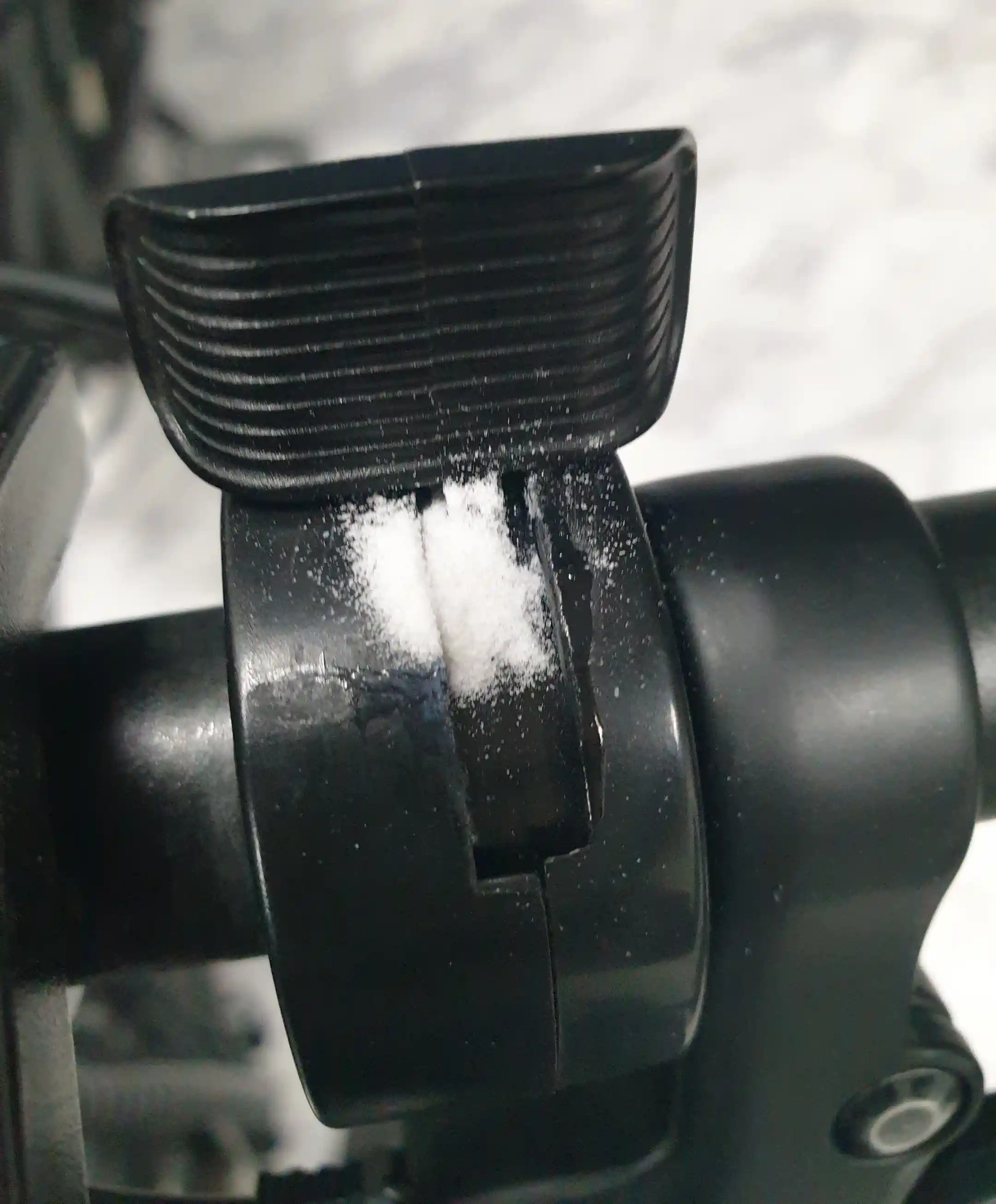 순간 접착제 위에 베이킹 소다 뿌려주기