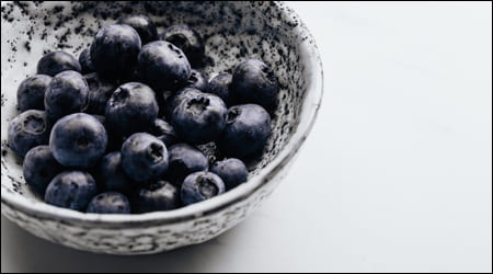 검은 빛이 도는 블루베리