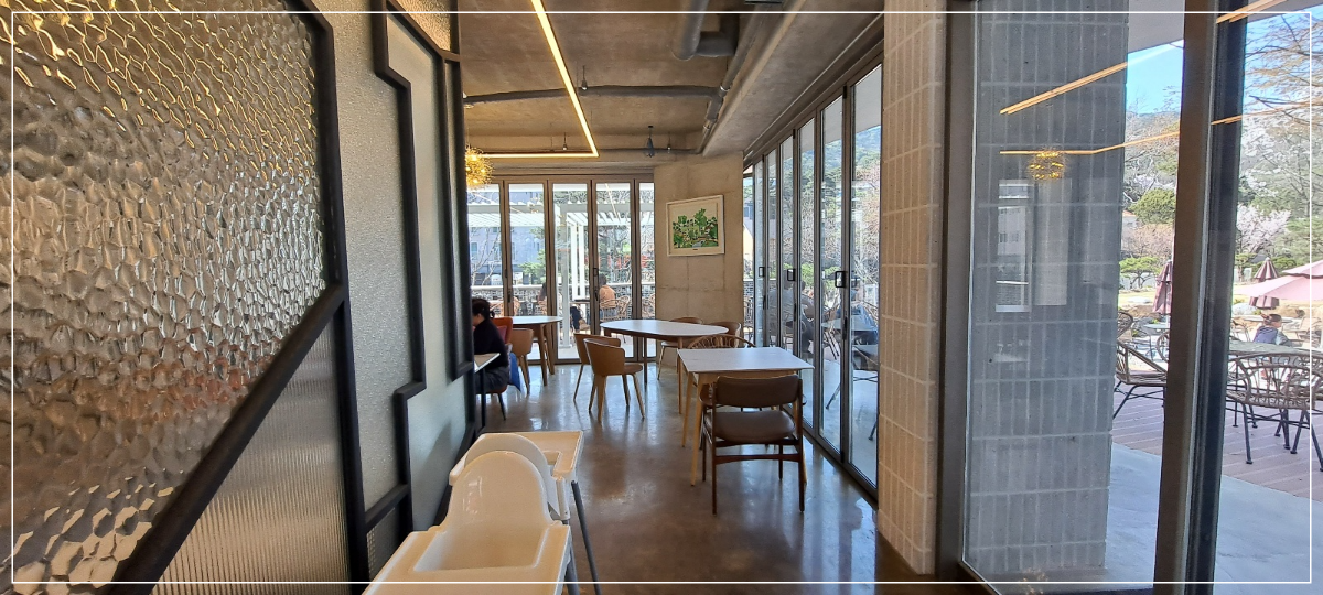 칸막이-뒤-출입문