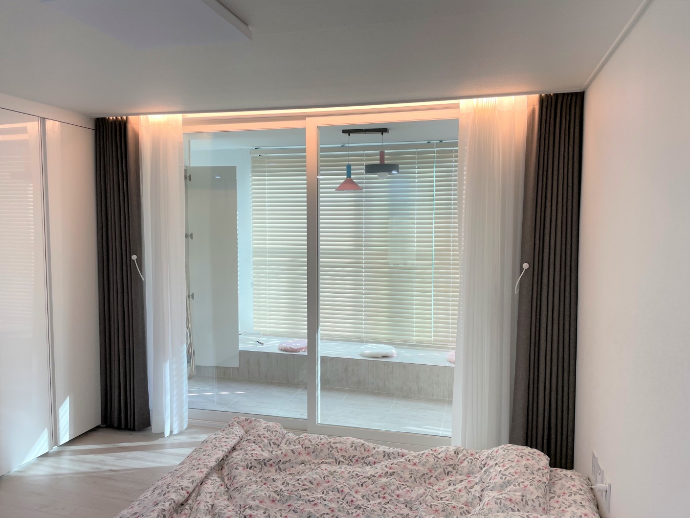 안방-암막커튼-시공-사진