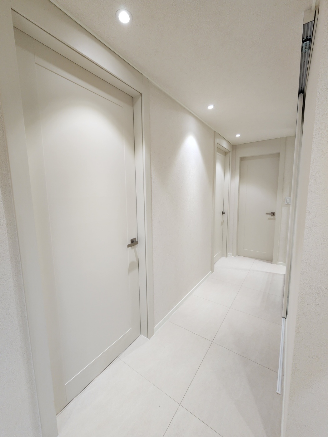 인테리어 전&후 복도사진_공용부 디아망 회벽 벽지