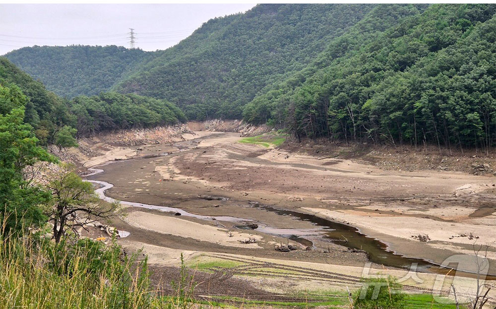 사진 출처 : 뉴스1 오봉 저수지 바닥이 드러난 모습
