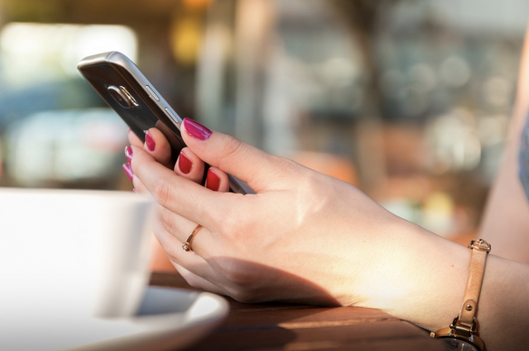 디지털 미니멀리즘과 슬로우 라이프: 기술을 덜 사용하고 더 많이 누리는 삶