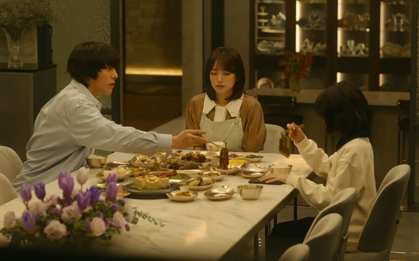 귀주, 다해, 이나가 함께 식사를 하고 있음