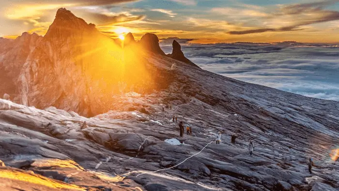 키나발루 산 Mount Kinabalu (source: www.river-junkie.com/)