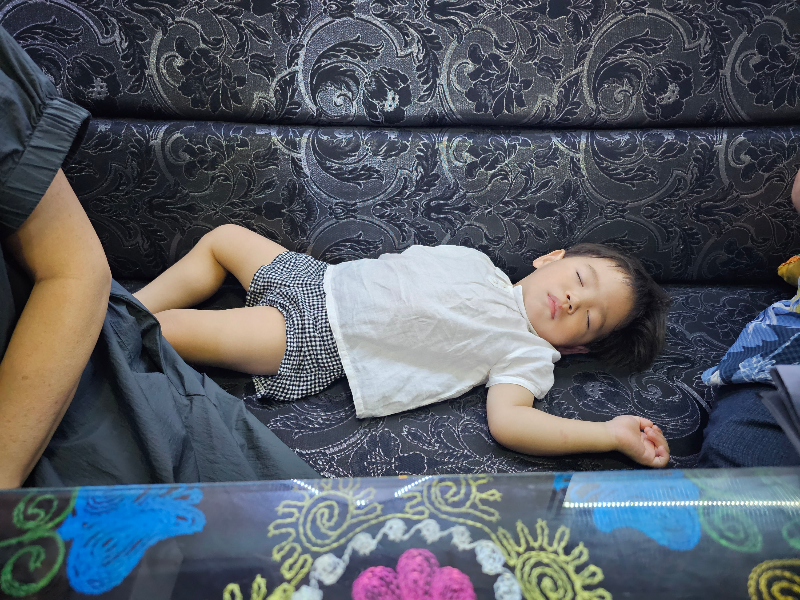 자는 아기 사진