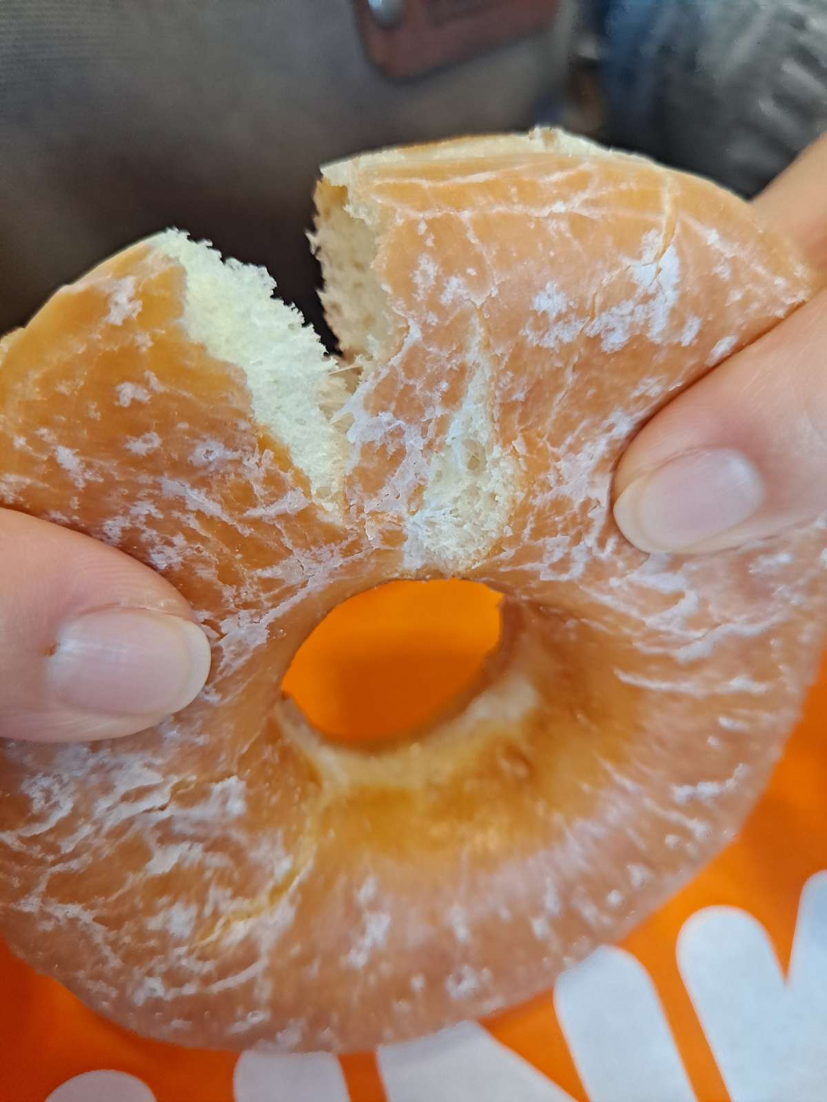 던킨 기본도넛 자르는 중