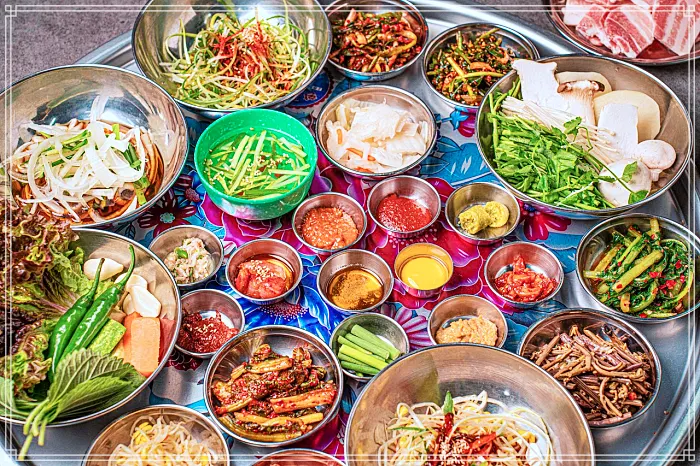 생방송 오늘저녁 수원 인계동 수십가지 반찬, 레트로 옛날 학교 교실 분위기, 냉동 삼겹살 맛집