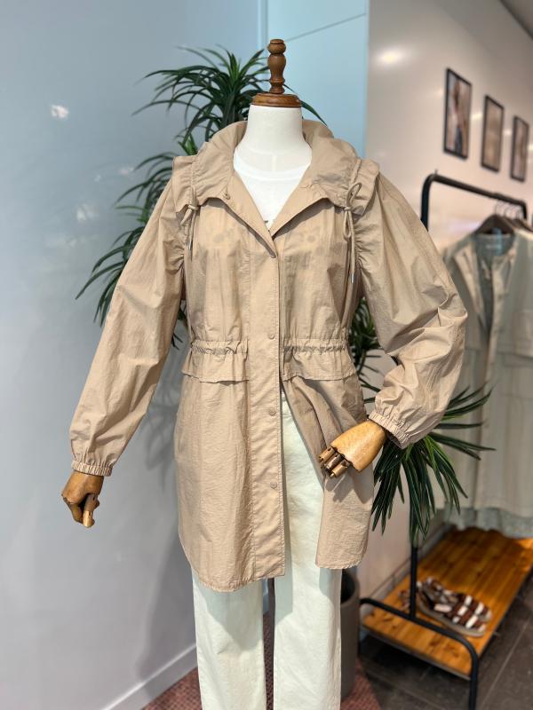 써스데이아일랜드 하프 기장 후드변형 점퍼 T224MJP236W