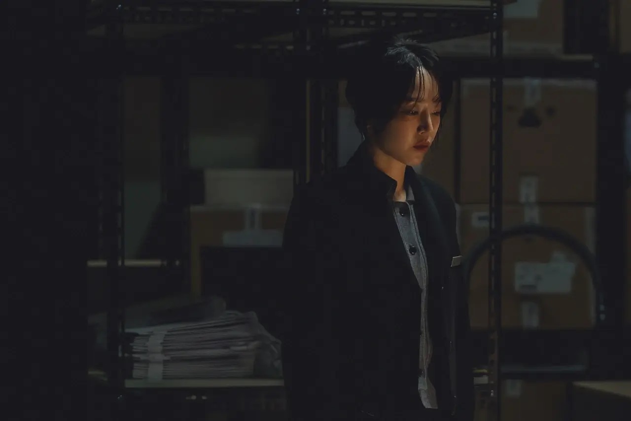 명품 매장 창고에 슬픈 얼굴을 한 목가희