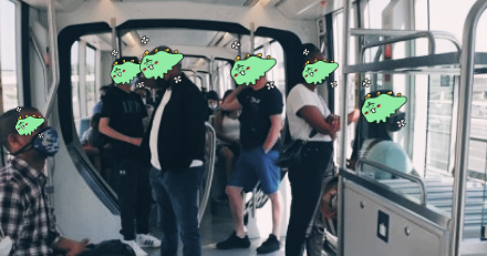 두바이 지하철 내부 모습으로 탑승객들의 여유를 느낄 수 있습니다.