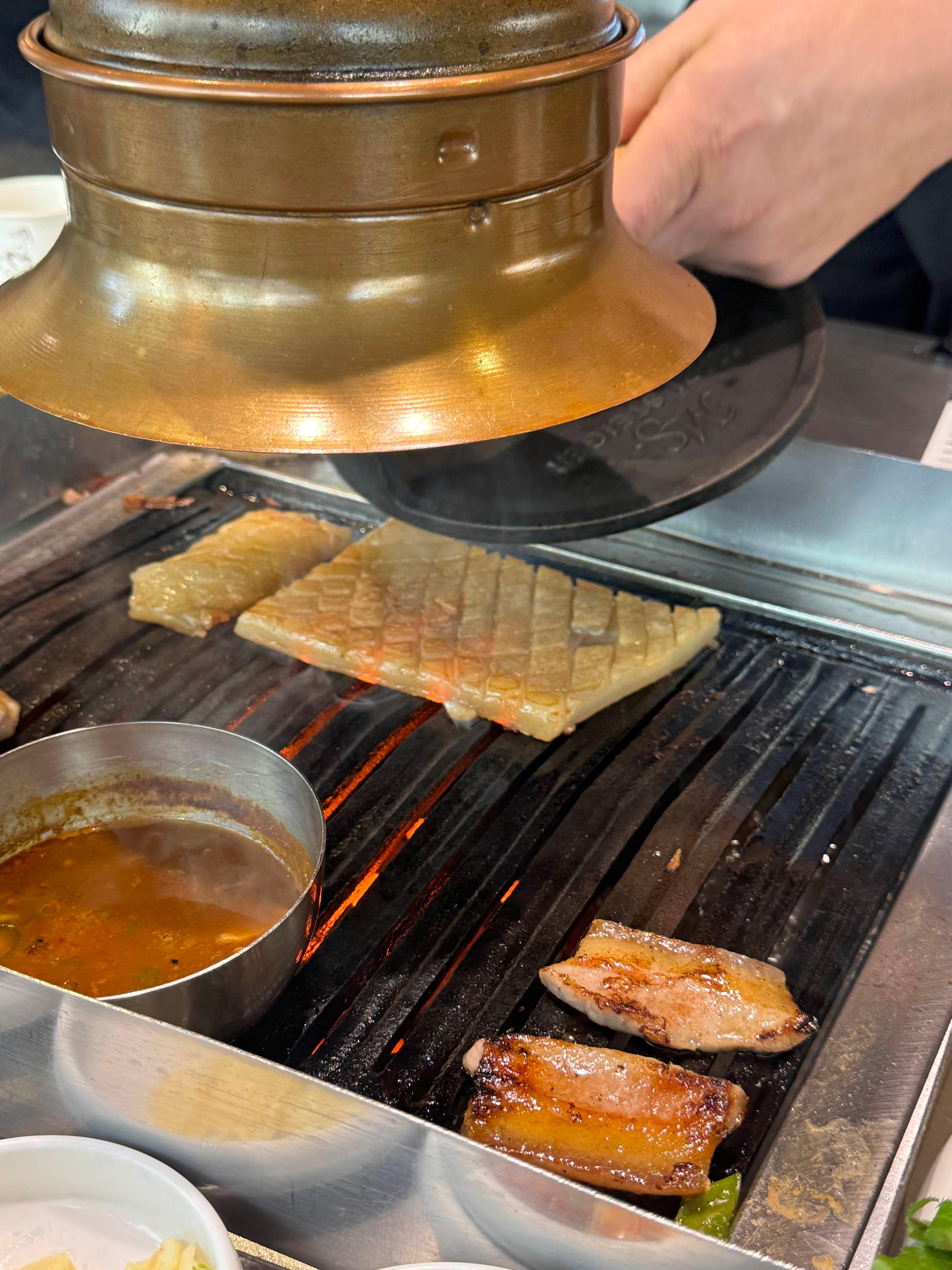 돼지껍데기로 노릇노릇 구워주고, 튀지않게 누름개로 꾹 눌러준다