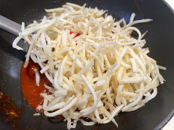 볶은 진미채와 끓인 양념장을 잔열 없는 곳에서 버무리기