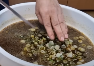 썰은 대파 양념장에 넣기