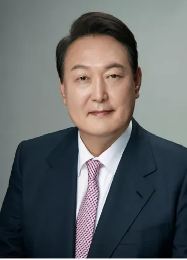 윤석열 대통령 전면응시사진
