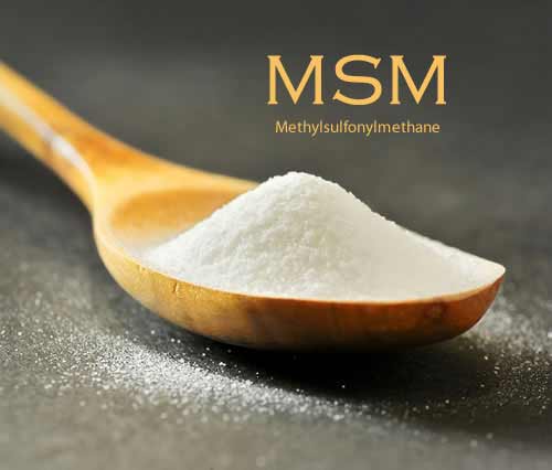 아주 고운 MSM 보충제가 나무 스푼 위에 있는 모습 