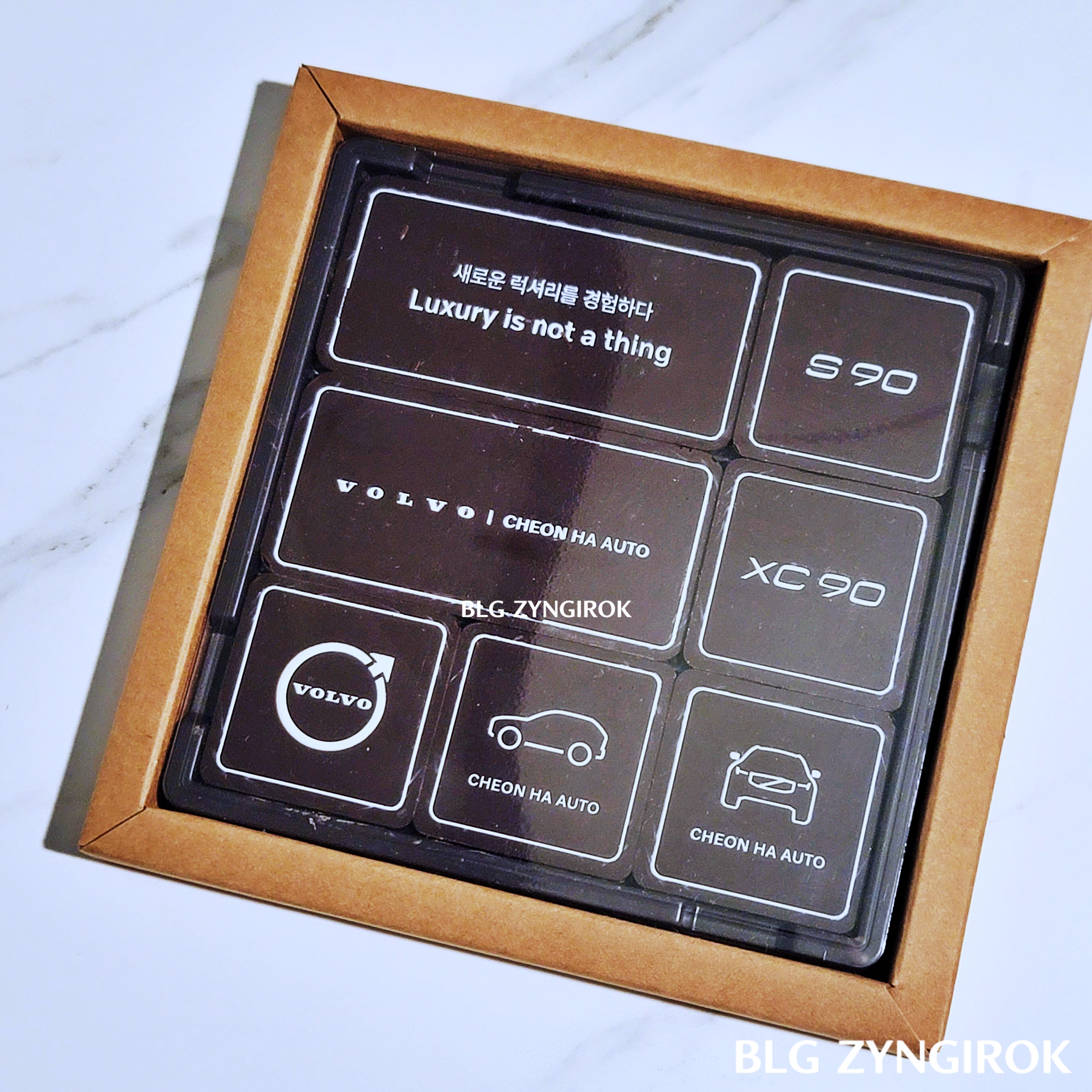 초콜릿에 각종 볼보의 마크가 새겨져 있다.