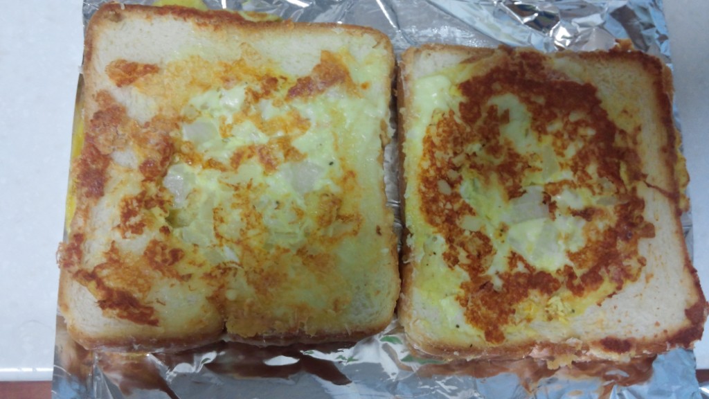 땅콩버터와 치즈를 넣은 토스트