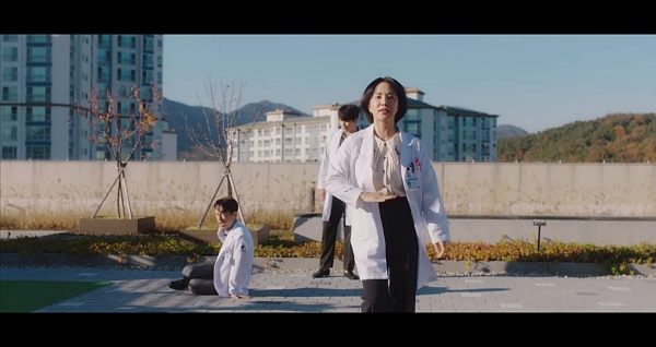 넘어진-인호와-뒤-돌아서는-차정숙