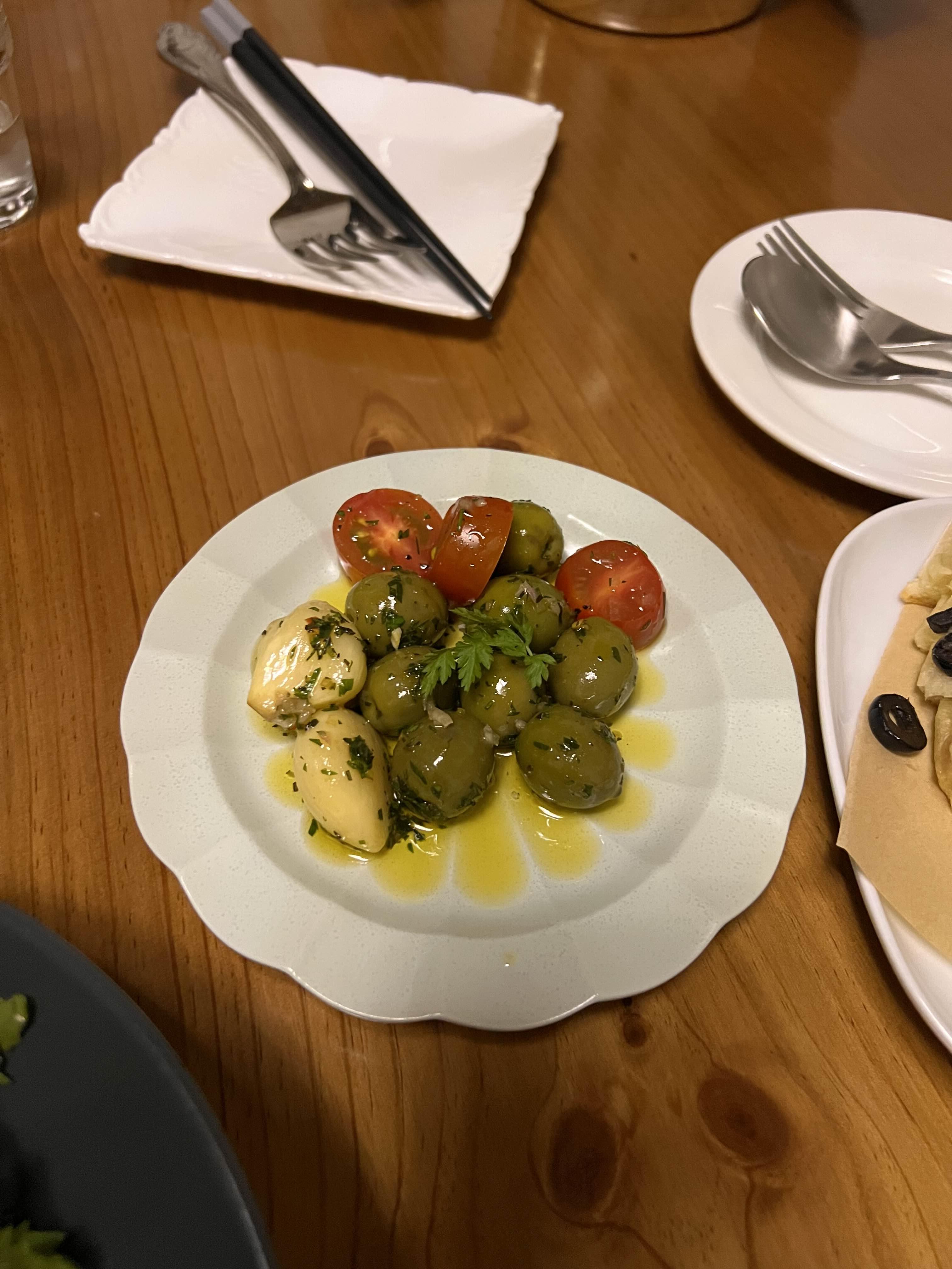 기본으로 제공되는 올리브도 맛이 좋다.