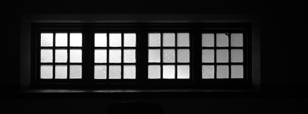 가장 중요한 영어 명사는 window입니다. PVC와 알루미늄은 재료를, 시스템은 유형을 나타내는 수식어이므로 핵심 대상인 창 자체를 대표하는 단어가 window가 최적입니다. 예를 들면 아래처럼 사용할 수 있습니다 PVC-Aluminum Window 또는 PVC-Aluminum Window System.