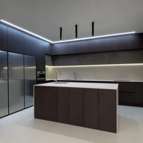 주방이 넓고, 냉장고도 붙밖이 인테리어 구조라 깔끔하며, 넓어서 움직임이 편한 구조를 가지고 있어요