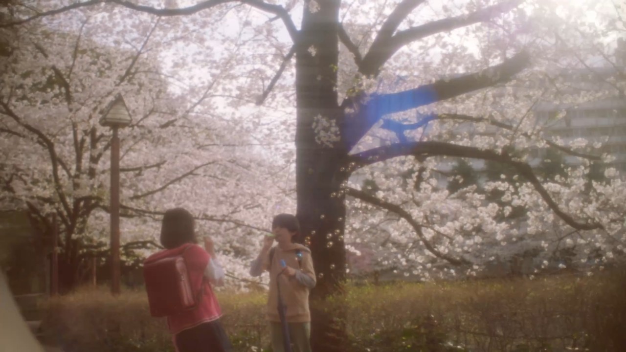벛꽃 아래 어린 시절 남녀 주인공들 썸네일