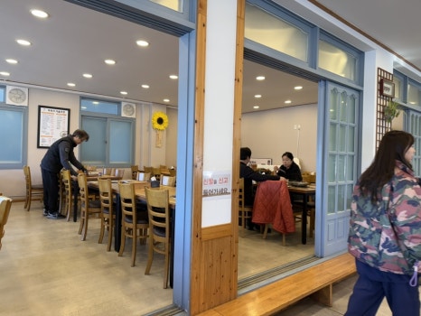 공주 마곡사 근처 맛집 마곡사서울식당 내부 모습, 깔끔하고 편안한 한식당 실내
