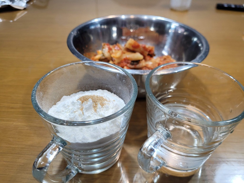 밀가루와 물을 섞기 전 계량 컵 상태