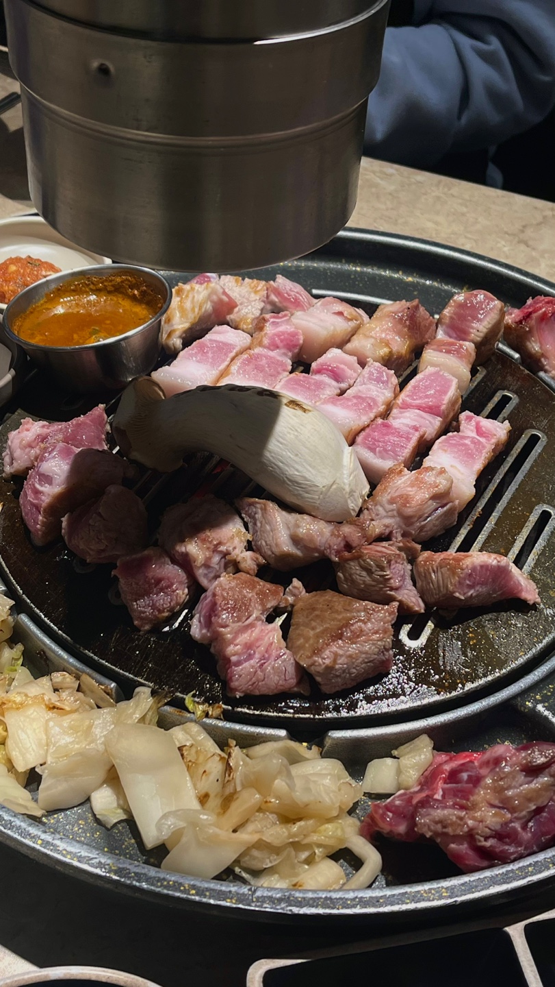 숙성도 고기판에 목살과 등심&amp;#44; 김치구이 사진