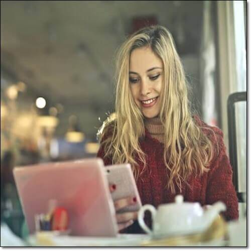 컴퓨터와 핸드폰을 많이 사용하는 여성