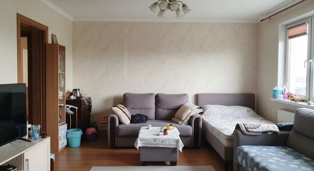 리모델링 완료 후 거주 중인 집에서 발견된 마감 불량 하자 모습