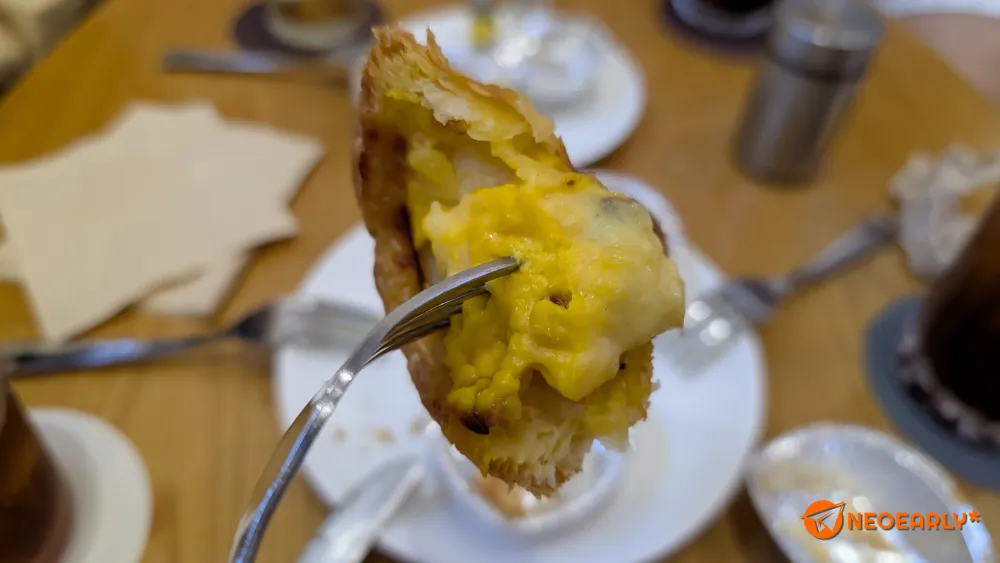 한껏 노란색과 치즈맛을 전해주는 치즈맛 에그타르트