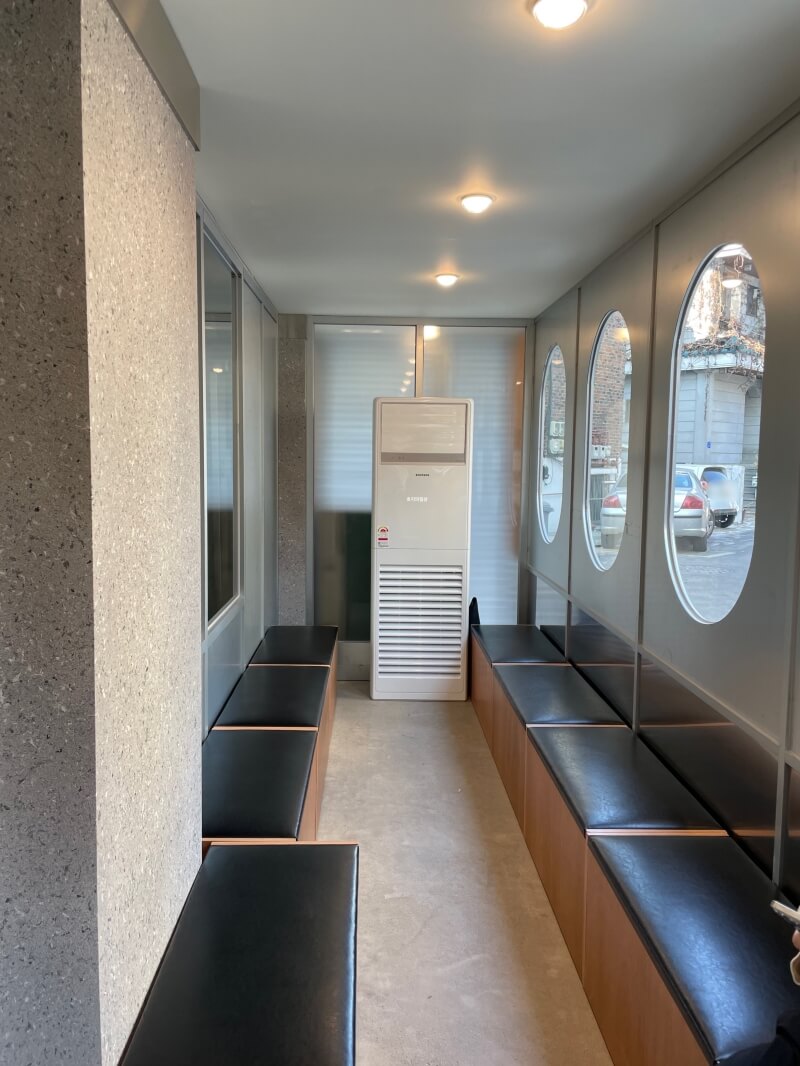 잠실 방이동 신상 돼지고기 맛집 꿉당 - 웨이팅 룸 내부