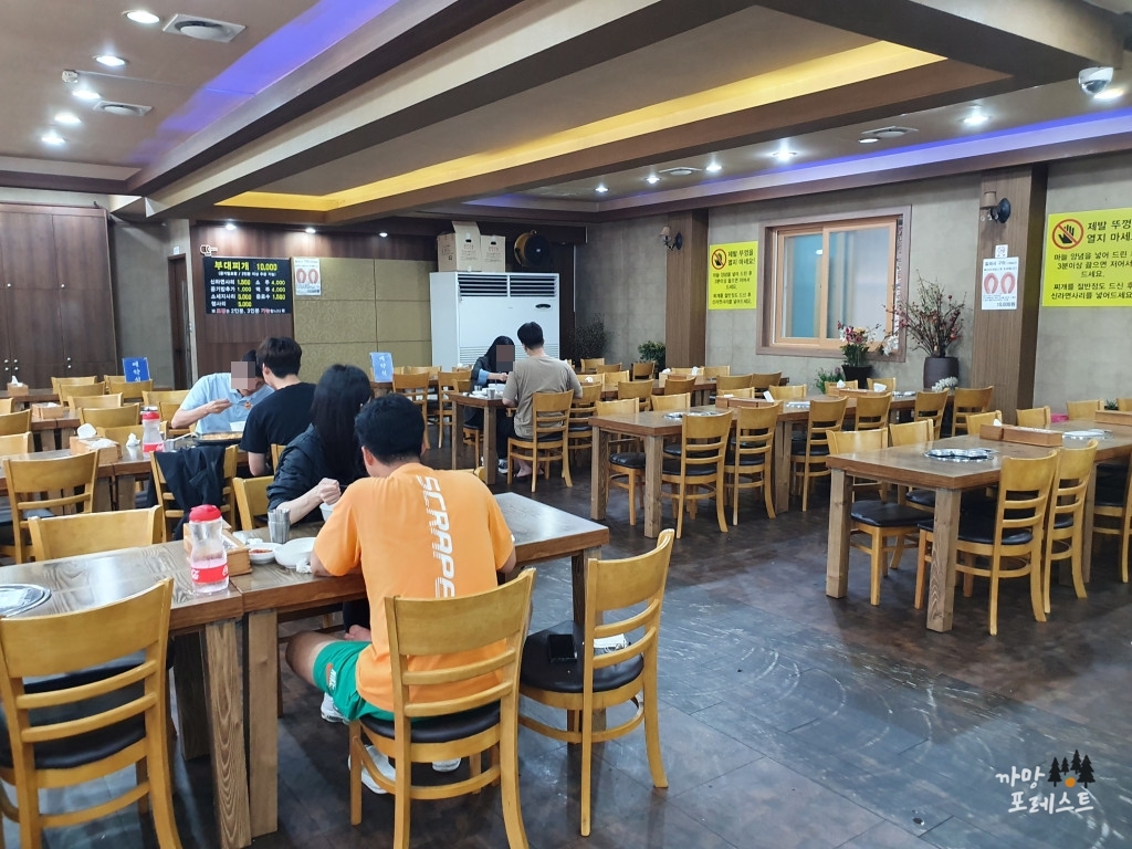 운암명가 부대찌개 내부