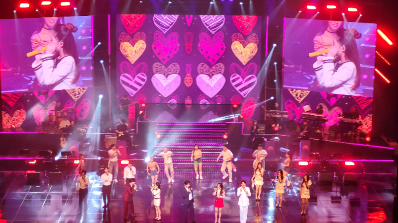 성남아트센터 오페라하우스 공연- 2022 트롯 전국체전 성남 콘서트- 소확행 공연 모습 -상단 스크린속에 오유진 가수가 보인다.