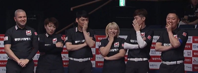 PBA 팀리그 1라운드 최혜미 선수의 경기를 지켜보면서 기쁨을 감추지 못하는 웰컴저축은행 당구팀 소속 선수들