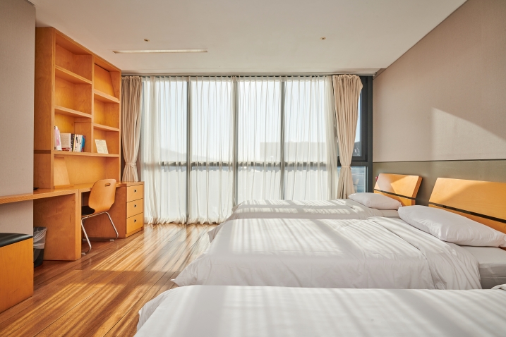 라이브러리스테이 지지향