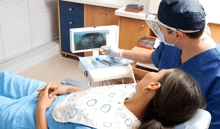 입안이 쓴 이유를 확인하기 위해 치과에서 검사를 받고 있다