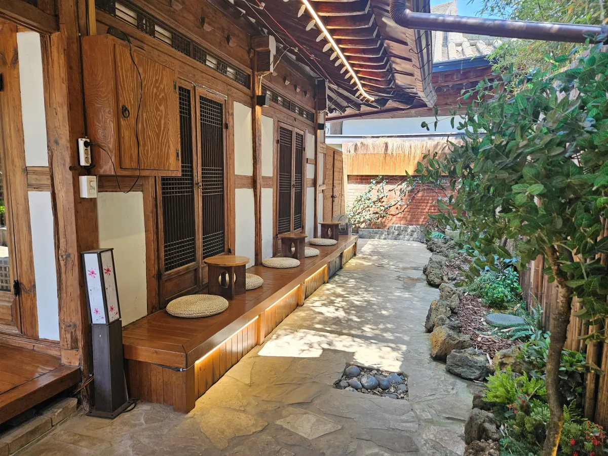 한옥-마루에-있는-휴식공간