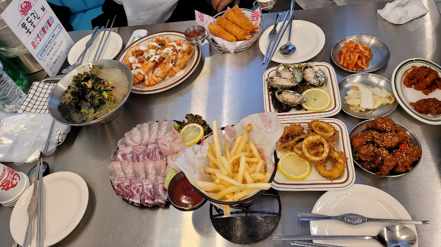 퓨전음식처럼 보이기도 하는데, 해산물에 치킨과 어니어링, 감자튀김까지 나와 메뉴자체의 조합이 재미있네요.