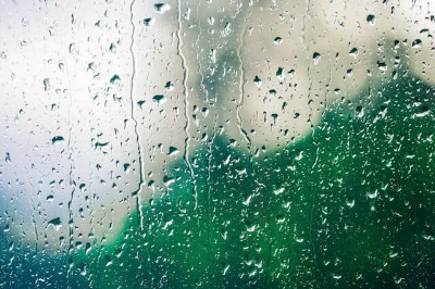 유리에 내린 비
