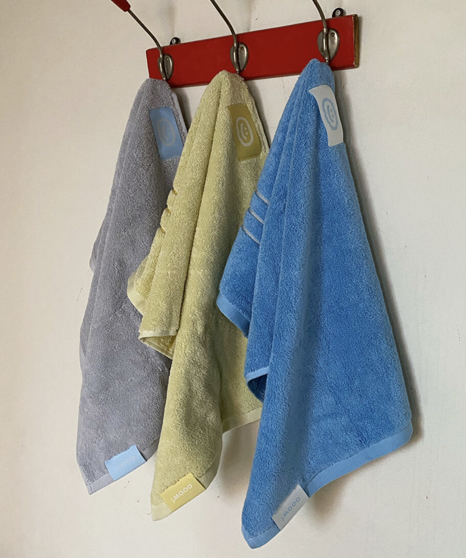 행거에 걸린 수건 3장