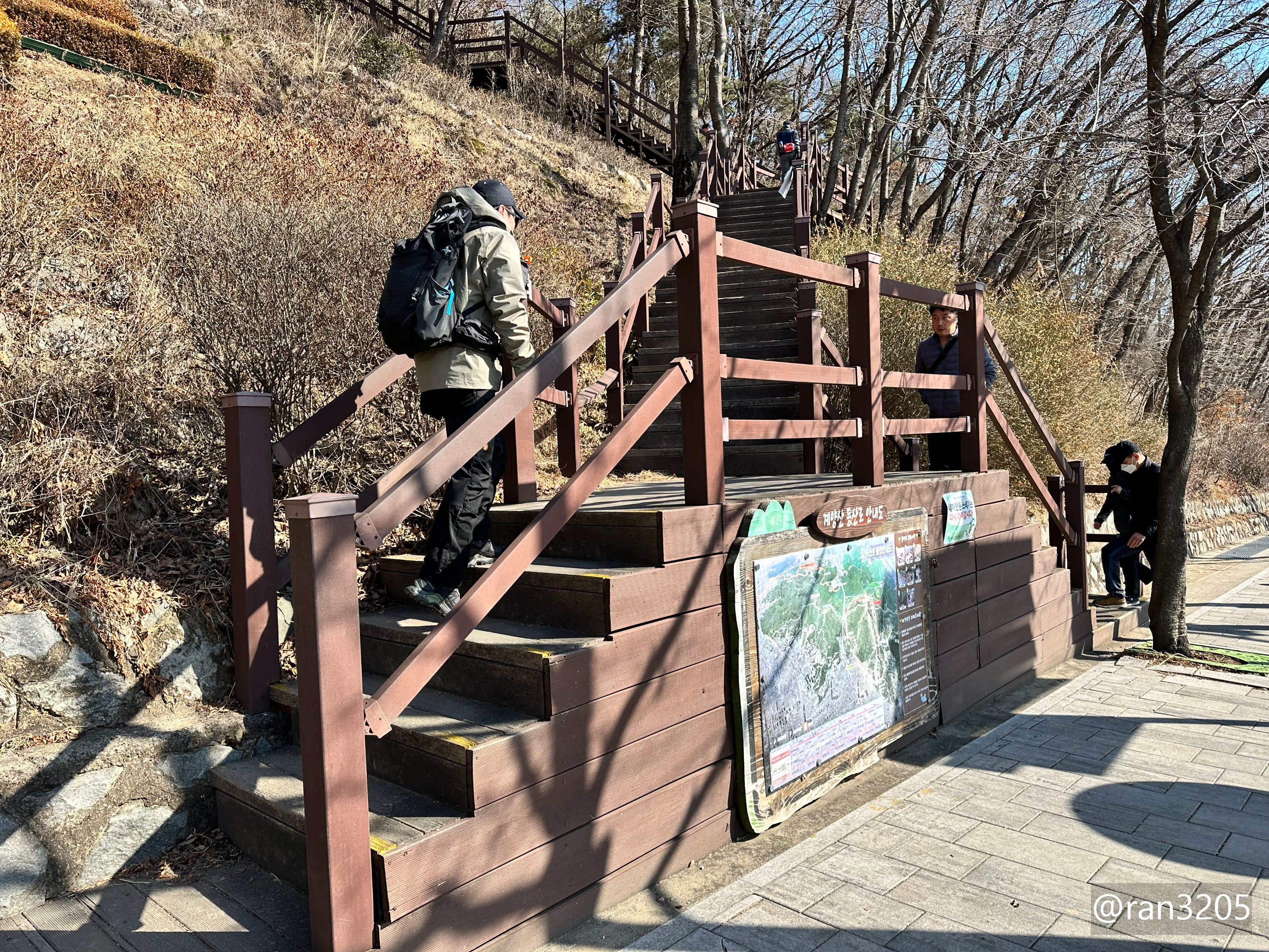 계양산 등산로 초입 계단