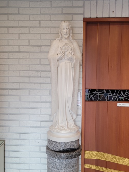 소하동성당 예수성심상 성수대